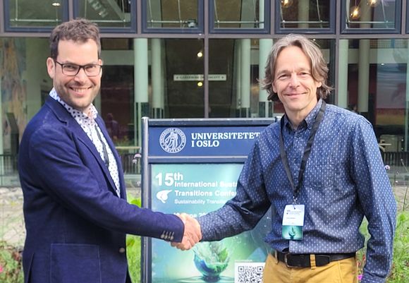 Dr. Florian Kern (links) und sein Vorgänger als Vorsitzender des Sustainability Transitions Research Network (STRN) Dr. Jochen Markard 